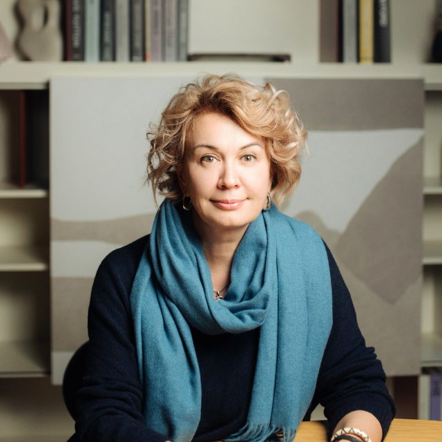 Ирина Пахомова в кабинете